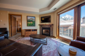 Beautifully Renovated Two Bedroom Condo with a Balcony in Mountaineer Square condo